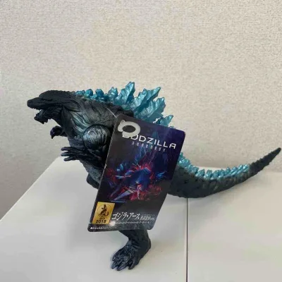 这款2018年哥斯拉·地球软胶，以深灰为主色调，背部冰蓝背鳍金属光泽亮眼。肌肉纹理刻画粗犷有力，姿态极具张力，完美还原行星哥斯拉的原始野性与压迫感，是极具辨识度的特摄收藏。