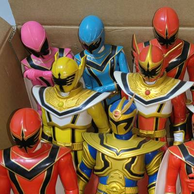 在挖煤姬买了一堆2005年的超级战队作品魔法战队魔法连者眼镜厂大胶，缺武器缺包装，但成色都挺好，虽然没看过，皮套还是可以的，而且还有冈元次郎前辈担任一个角色。