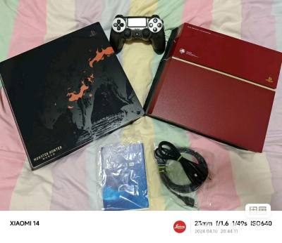 一台是PS4 普通班合金装备限定游戏机，另一台是怪物猎人限定PS4 Pro。这两台都是拍卖行拿下来的，价格也非常不错。