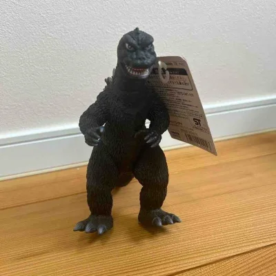 这款哥斯拉软胶，素体哑光黑灰搭配复古刻纹，造型经典稳重。背鳍与尾脊纹理清晰，神态威严霸气，附带原装卡纸，是见证怪兽起源的经典收藏。