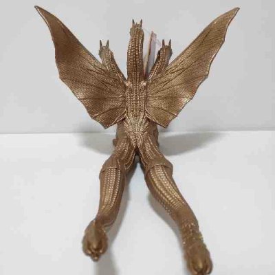 这款白垩纪王者基多拉软胶通体古铜哑光质感，三头龙纹雕刻精细，翅膀纹理与双尾造型舒展大气，还原了远古龙族的威严与厚重感，是极具历史感的收藏款。