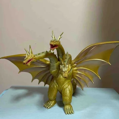 这是王者基多拉经典款软胶，通体华贵鎏金，鳞片纹理立体精致。三头龙首气势磅礴，翅膀张合自然，红口白牙细节到位，尽显怪兽之王的霸气与收藏价值。