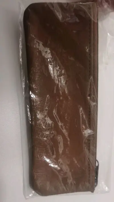 卡包超级好看很喜欢～笔袋也很好看，小熊包小巧精致。每天低头看到它傻笑的样子，心情都变好～包装依旧很给力！