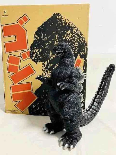 这款哥斯拉软胶通体哑光黑灰质感，背鳍银白渐变层次分明，全身鳞片纹理粗犷立体，搭配复古包装，是极具情怀与厚重感的经典收藏款。