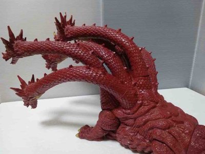 这款八岐大蛇软胶通体赤红，鳞片纹理粗犷立体，多头龙首与金色角饰细节精致，姿态张扬极具压迫感，是充满神话威严的收藏款。