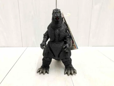 这款经典哥斯拉软胶通体哑光黑灰质感，背鳍与尾脊做蓝灰渐变处理，鳞片纹理细密立体，姿态沉稳威严，是还原度极高的复古收藏款。