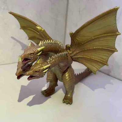 这款王者基多拉软胶通体鎏金质感，三头龙首与金色角饰细节锐利，翅膀纹理舒展大气，鳞片与尾棘刻画精致，尽显空中怪兽之王的霸气与威严，是极具视觉冲击力的收藏款。