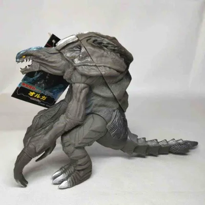 这款奥加（Orga）软胶通体灰褐质感，褶皱与肌肉纹理还原外星生物的怪异形态，蓝银头部与利爪细节锐利，长尾与背棘刻画充满压迫感，是极具异形诡谲感的经典反派收藏款。