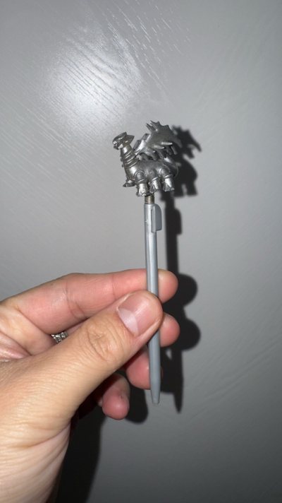 这次日淘有收获满满，有限定百体的3ds银色鬼龙笔，还有一大堆挂件，有两个限定的鬼龙铁牌挂件，还有一大堆神兽挂件和可爱的鼻涕熊毛绒，很喜欢，发货很快，打包非常好