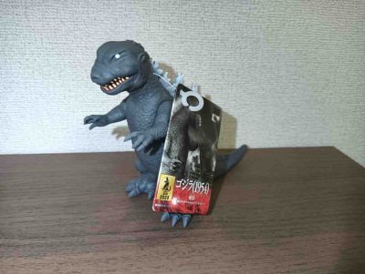 这款1954版哥斯拉Q版软胶通体哑光灰调，鳞片纹理还原初代质感，背鳍做浅灰渐变处理，Q版造型憨态可掬又不失威严，是兼具复古情怀与萌感的收藏款。