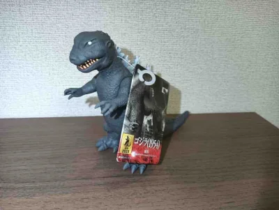 这款1954版哥斯拉Q版软胶通体哑光灰调，鳞片纹理还原初代质感，背鳍做浅灰渐变处理，Q版造型憨态可掬又不失威严，是兼具复古情怀与萌感的收藏款。