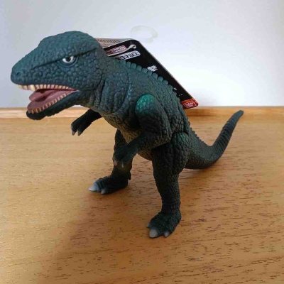 这款哥罗龙软胶通体深绿哑光质感，表皮鳞片纹理细密立体，背棘与爪部细节锐利，姿态矫健充满力量感，精准还原了经典怪兽的原始风貌，是极具复古魅力的收藏款。