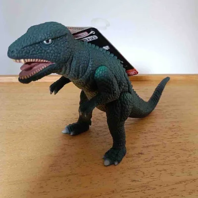 这款哥罗龙软胶通体深绿哑光质感，表皮鳞片纹理细密立体，背棘与爪部细节锐利，姿态矫健充满力量感，精准还原了经典怪兽的原始风貌，是极具复古魅力的收藏款。