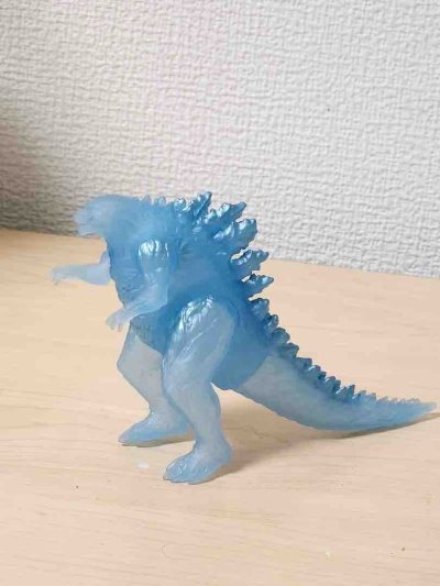 这款限定透明蓝哥斯拉软胶通体半透冰蓝质感，肌肉纹理与背棘细节在透光下更显立体，限定配色清冷通透，是极具视觉辨识度的特色收藏款。