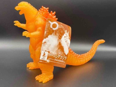 这款燃烧哥斯拉软胶通体半透橙红质感，背鳍与尾棘细节立体，限定配色如火焰般炽热通透，精准还原了怪兽爆发时的灼热气场，是极具视觉冲击力的特色收藏款。