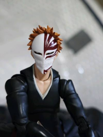 挖煤姬购买的黑崎一护SHF非常快就到货啦！速报：本体+斩月+三张替换脸。可动性超棒，完美还原虚化表情，斩月刀身的涂装很有质感。月牙天冲的手型也给了。胯部关节把玩很丝滑，摆出斩击姿势毫无压力。帅炸，死神粉必入！