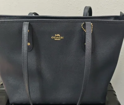 第一次在挖煤姬买的东西收到了，时效大概是两周，走的是ems线路，用了一个很大很宽敞的箱子，材质还非常的硬，里面给的包材也非常的足，包材是那种质量比较好的气泡膜，宝宝寄过来之后也没有变形，很完好。整体比较满意，谢谢。