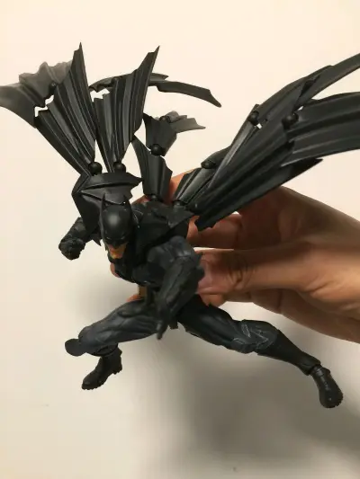 用挖煤姬入手海洋堂蝙蝠侠，体验超赞！正版日版，细节拉满，装甲纹理、披风褶皱还原度超高，可动性强，把玩、摆拍都很出片。平台操作简单，物流稳妥，打包严实无磕碰，到手完好无损。价格友好、正品放心，轻松圆梦收藏。挖煤姬真的靠谱，模玩党闭眼冲！