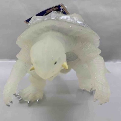 这款加美拉软胶采用半透磨砂材质，银漆背甲质感厚重，獠牙与爪部细节锐利，造型还原经典，做工扎实，是极具辨识度的特摄怪兽周边。