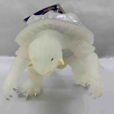 这款加美拉软胶采用半透磨砂材质，银漆背甲质感厚重，獠牙与爪部细节锐利，造型还原经典，做工扎实，是极具辨识度的特摄怪兽周边。