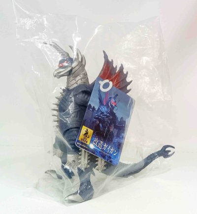 这款改造盖刚软胶造型凌厉，蓝银配色质感厚重，红黑背鳍层次分明，机械爪与尖刺细节拉满，充满压迫感，是极具辨识度的哥斯拉系列怪兽周边。