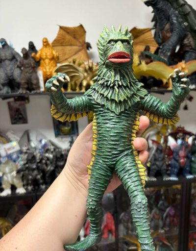 这款绿鳞怪兽手办纹理刻画极具张力，体表褶皱层次丰富，黄绿撞色背鳍复古又醒目，面部涂装还原度高，细节满满，极具复古特摄风。