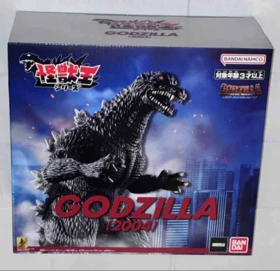 这款怪兽王系列2004版哥斯拉手办包装大气，全高约27cm的超大尺寸极具压迫感，背棘与皮肤纹理刻画还原经典造型，收藏与展示感拉满。