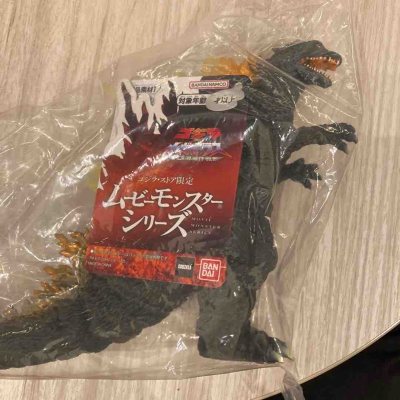 这款哥斯拉商店限定软胶，橙金渐变背棘质感通透，黑鳞纹理刻画细腻，造型张力十足，限定属性加持，收藏与把玩价值拉满。