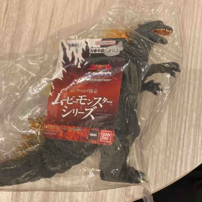 这款哥斯拉商店限定软胶，橙金渐变背棘质感通透，黑鳞纹理刻画细腻，造型张力十足，限定属性加持，收藏与把玩价值拉满。