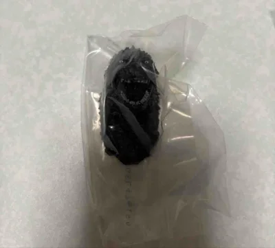 哥斯拉冰箱贴造型各异 红棘配色鲜亮 熔岩涂装炸裂 经典款还原度高 磁吸牢固 小巧精致 兼具装饰性与收藏价值 特摄迷必备小配件