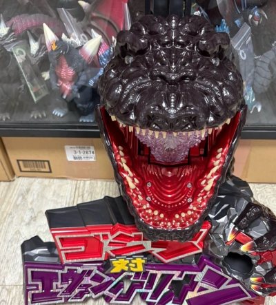 这款哥斯拉头雕周边气场拉满 深棕质感细腻 口腔红色涂装鲜艳 内部水晶纹理通透 搭配日文铭牌 造型夸张压迫感强 是特摄收藏中极具视觉冲击力的大件摆件