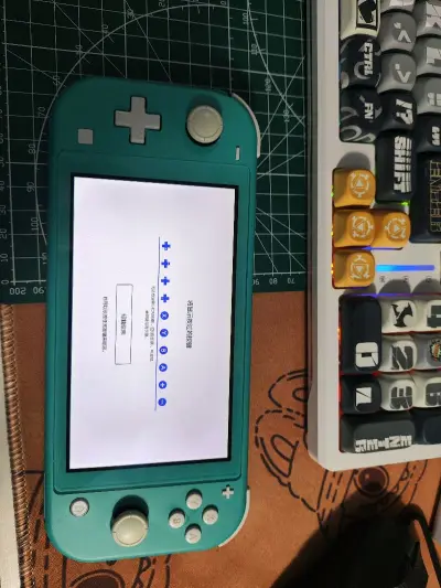 这次在挖煤姬入手了一台绿松石色Switch Lite，全程体验超省心，第一次日淘就踩中“好货”！
下单前靠平台翻译功能仔细核对了商品详情，卖家标注整机95新，仅含主机与原装手柄，没有暗病隐患。物流速度超出预期，从日本发货到签收仅用8天，打包格外扎实，气泡膜裹得严严实...这次在挖煤姬入手了一台绿松石色Switch Lite，全程体验超省心，第一次日淘就踩中“好货”！
下单前靠平台翻译功能仔细核对了商品详情，卖家标注整机95新，仅含主机与原装手柄，没有暗病隐患。物流速度超出预期，从日本发货到签收仅用8天，打