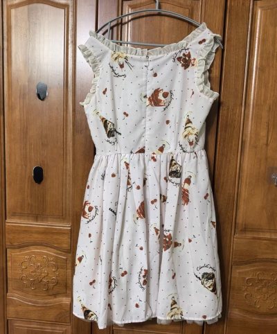 这条芭菲樱桃印花吊带裙太戳我了！白底波点清新又温柔，木耳边领口和小红蝴蝶结超精致。面料轻薄透气，夏天穿也舒服，收腰设计显高显瘦，日常或约会都合适，性价比很高，已经开始期待穿它出门啦～