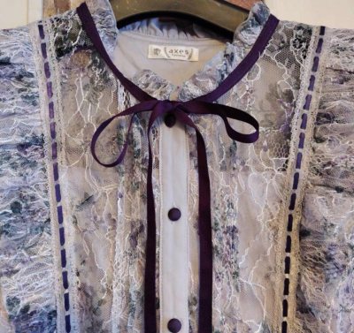 这件axes femme的粉色蕾丝上衣太有氛围感了！朦胧碎花与精致蕾丝交织，深紫飘带温柔又复古，立领设计显气质。面料柔软亲肤，细节做工都很精致，温柔优雅，日常或约会穿都很合适，是一眼就爱上的法式少女感～