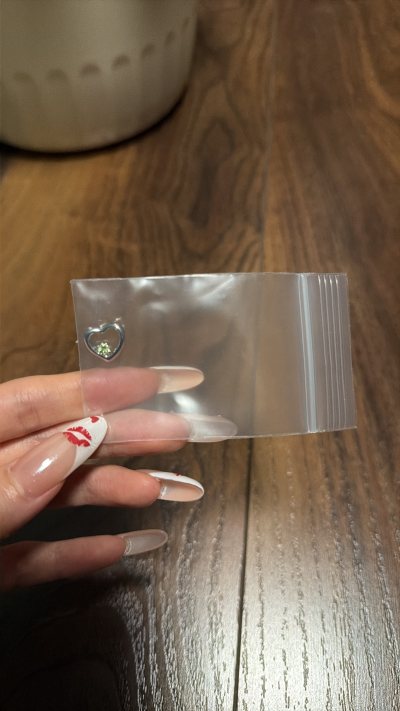 这次挖了一个Tasaki的爱心吊坠和一条不知名品牌项链，很喜欢！是一个魔法棒和小镜子，而且链条居然也是Tasaki的，无痛实现一链两用~