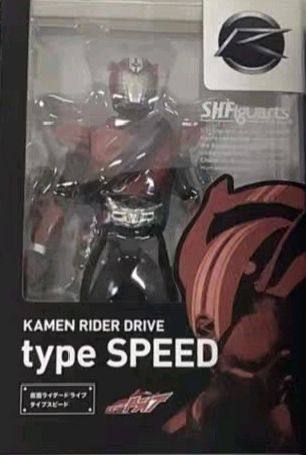 这个万代驰骑初版shf是买给朋友的，朋友给了我返图。驰骑的造型是真的很帅气，赛车造型真的有种风驰电掣的感觉。感谢挖煤姬给我机会淘到这款驰骑shf!!