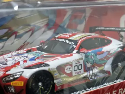 在挖煤姬淘到的1:43初音未来AMG SPA2025痛车模型太惊喜了！包装严实，车身漆面细腻，初音蓝绿涂装还原度满分，拉花细节清晰。GSR联名款品质在线，底座稳固有质感。物流迅速，价格合理。二次元与赛车迷的双重福音，收藏展示都合适，强烈推荐！