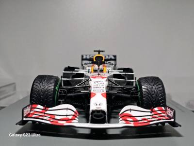 在挖煤姬入手的1:18比例红牛RB16B白牛模型太满意了！包装完好，车身做工精细，红牛涂装还原度极高，细节满满。底座稳固，摆放效果出众。物流速度快，价格实惠。F1车迷和模型收藏者都值得入手，强烈推荐！