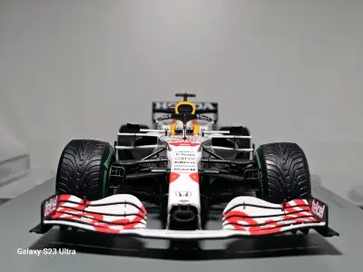 在挖煤姬入手的1:18比例红牛RB16B白牛模型太满意了！包装完好，车身做工精细，红牛涂装还原度极高，细节满满。底座稳固，摆放效果出众。物流速度快，价格实惠。F1车迷和模型收藏者都值得入手，强烈推荐！