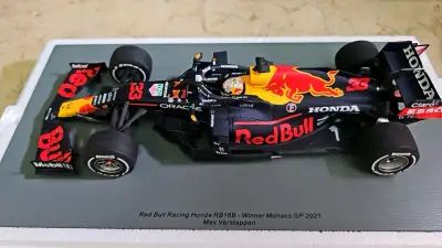 在挖煤姬入手的1:18红牛RB16B摩纳哥站维斯塔潘冠军涂装模型太棒了！包装严实无损，车身漆面光滑，红牛蓝红配色还原度超高，细节刻画精致。底座质感好，展示效果一流。物流给力，价格公道。F1粉丝和模型收藏者必入，五星好评推荐！