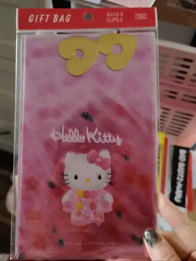 三丽鸥的海淘开箱分享。Kitty还是我心中永远的女明星。袋子很好看。塑料手提和纸袋子都是最近的新欢。