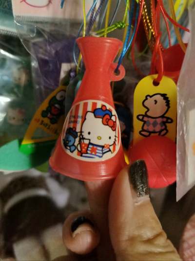 Kitty中古小挂件爱死了。尤其是叭叭年的小破烂。太难得珍贵了。我会一直收藏直到永远。大口仔和小熊也超级可爱