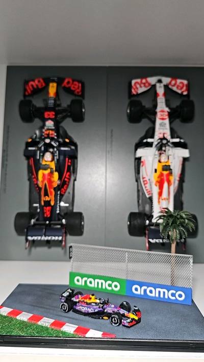 在挖煤姬入手的1:18红牛RB16B白牛版本模型太惊艳了！包装严实无磕碰，车身漆面光滑细腻，白色主调搭配红牛标志还原度超高，细节做工精湛。底座质感出色，展示效果极佳。物流迅速，价格公道。F1粉丝和合金模型收藏者必入，五星好评推荐