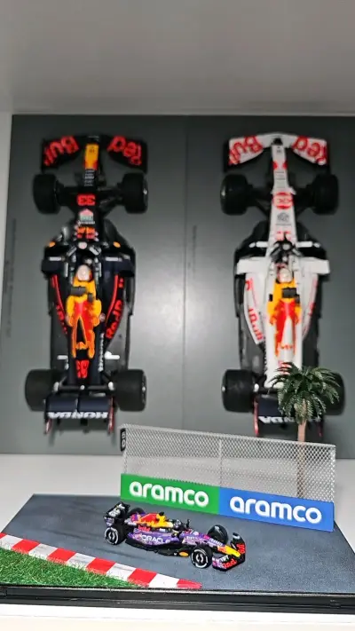 在挖煤姬入手的1:18红牛RB16B白牛版本模型太惊艳了！包装严实无磕碰，车身漆面光滑细腻，白色主调搭配红牛标志还原度超高，细节做工精湛。底座质感出色，展示效果极佳。物流迅速，价格公道。F1粉丝和合金模型收藏者必入，五星好评推荐