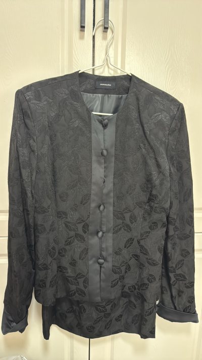 挖到了一套带吊牌的黑色套装 还有备用布料和备用扣  全身带有刺绣印花 纽扣也是布包扣 穿上很好看 袖口拼的缎面还可以拆卸 尺码也很合适 简单大气也适合多种场合 没想到竟然被我挖到了 物美价廉 穿上身被路人要链接啦，哈哈哈哈衣服太好看啦 挖煤姬简直是太喜欢啦 整体来说...挖到了一套带吊牌的黑色套装 还有备用布料和备用扣  全身带有刺绣印花 纽扣也是布包扣 穿上很好看 袖口拼的缎面还可以拆卸 尺码也很合适 简单大气也适合多种场合 没想到竟然被我挖到了 物美价廉 穿上身被路人要链接啦，哈哈哈哈衣服太好看啦 挖