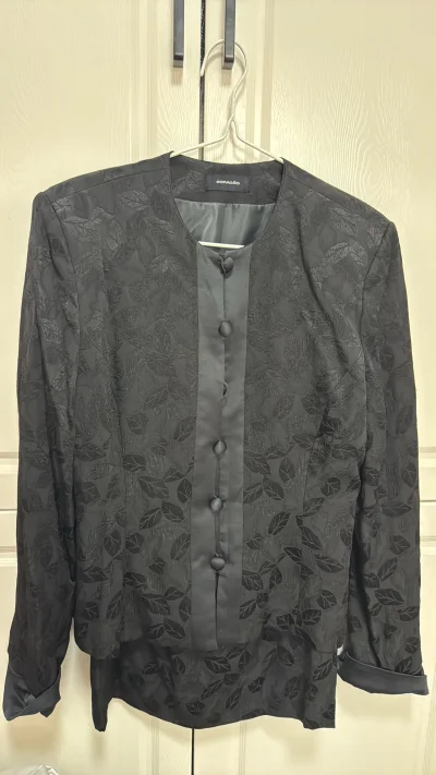 挖到了一套带吊牌的黑色套装 还有备用布料和备用扣  全身带有刺绣印花 纽扣也是布包扣 穿上很好看 袖口拼的缎面还可以拆卸 尺码也很合适 简单大气也适合多种场合 没想到竟然被我挖到了 物美价廉 穿上身被路人要链接啦，哈哈哈哈衣服太好看啦 挖煤姬简直是太喜欢啦 整体来说...挖到了一套带吊牌的黑色套装 还有备用布料和备用扣  全身带有刺绣印花 纽扣也是布包扣 穿上很好看 袖口拼的缎面还可以拆卸 尺码也很合适 简单大气也适合多种场合 没想到竟然被我挖到了 物美价廉 穿上身被路人要链接啦，哈哈哈哈衣服太好看啦 挖