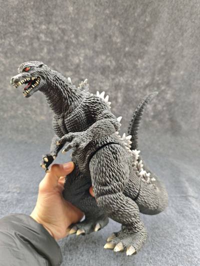 怪兽王系列 终焉哥斯拉（2004最终战役版）软胶手办！万代正版，细节拉满，软胶材质，尺寸约28cm，收藏必备！

成色不错，，保存很好，轻微蹭漆，适合哥斯拉怪兽系列粉丝收藏！