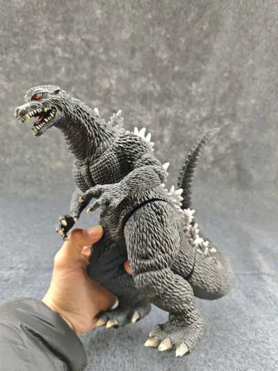怪兽王系列 终焉哥斯拉（2004最终战役版）软胶手办！万代正版，细节拉满，软胶材质，尺寸约28cm，收藏必备！

成色不错，，保存很好，轻微蹭漆，适合哥斯拉怪兽系列粉丝收藏！