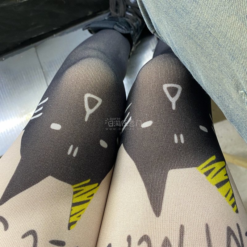 买到了这双超级可爱的袜子和一件吊带一件衣服，流程很简单，特别适合我这种懒人切物！合单和发货都很快滴，超级棒！