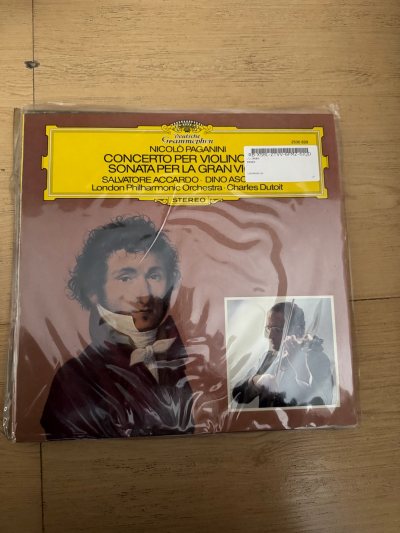 这次买的是宫崎骏著名动画风之谷的drama篇，还有帕格尼尼3小提琴协奏曲，米尔斯坦的小提琴协奏曲，也都是经典名篇